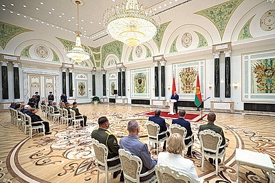 Лукашенко накануне Дня народного единства вручил госнаграды