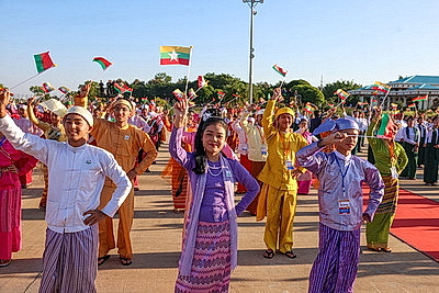 Высадка дерева удачи и храмовый комплекс Будды. Визит Лукашенко в Мьянму завершился культурной программой