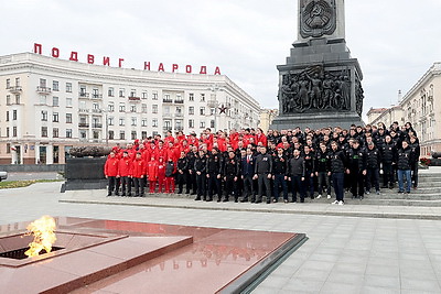 Хоккеисты Беларуси и России возложили цветы к монументу Победы