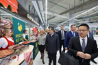 Парламентская делегация КНР посетила \"Першы нацыянальны гандлёвы дом\", Музей истории ВОВ и \"Великий камень\"