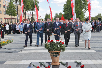 \"Память о вас никогда не умрет\". Обновленный памятник погибшим в ВОВ гомсельмашевцам открыли в Гомеле