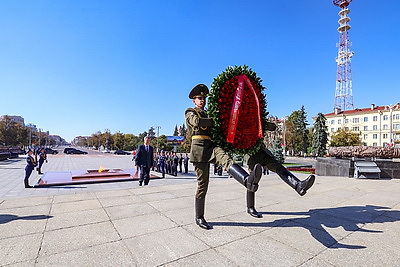 Член Посткома Политбюро ЦК КПК возложил венок к монументу Победы в Минске