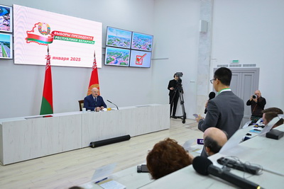 Лукашенко проголосовал на президентских выборах и провел пресс-конференцию для СМИ