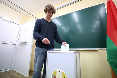 \"Твой голос первый\". Молодые избиратели голосуют на выборах Президента