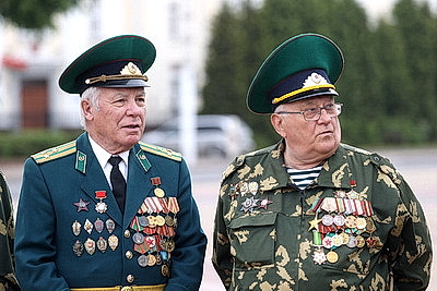 Флаги, драйв и хорошее настроение. Брестские пограничники на мотоциклах проехали по улицам города