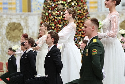 Вальс, кадриль и полонез. Дворец Независимости собрал участников красочного новогоднего бала