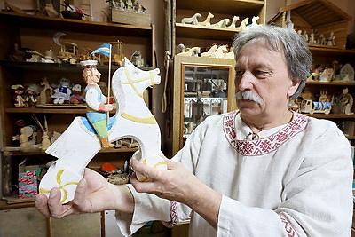 Вытинанки, набивки на ткани, старинные игрушки из дерева. Чему учат детей в Доме ремесел Глубокого