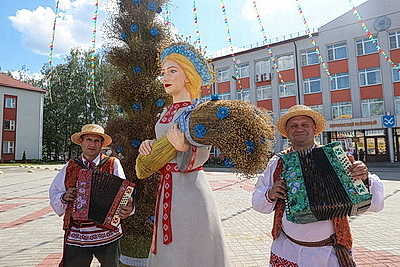 \"Льняная карусель\" закружила в Корме
