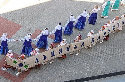 \"Льняная карусель\" закружила в Корме