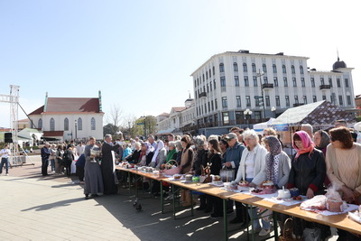 Накануне Пасхи белорусы освящают куличи в храмах и костелах