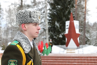 Кубок-символ \"Эстафеты Победы\" торжественно передали российским пограничникам