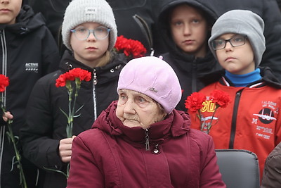 \"Каждый камень, каждый метр земли пропитан страданием\". В Озаричах почтили память жертв лагеря смерти