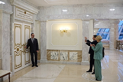 \"Красота и строгость, тепло и уют\". Масштаб и интерьеры Дворца Независимости впечатлили новых гостей