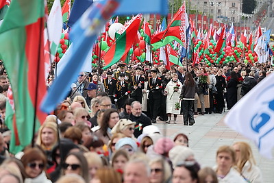 Память живет в сердцах! Народное возложение проходит на Площади Победы