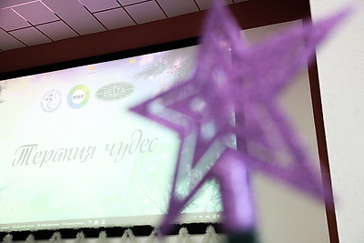 Чудеса как лекарство: к юным пациентам РНПЦ неврологии и нейрохирургии пришли Дед Мороз и Снегурочка