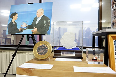Истории предприятий и судьбы людей. Уникальная выставка подарков Президенту открылась в Солигорске