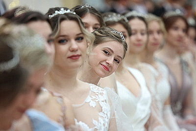 Вальс, кадриль и полонез. Дворец Независимости собрал участников красочного новогоднего бала