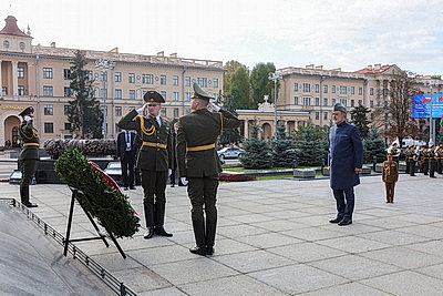 Султан Омана возложил венок к монументу Победы в Минске