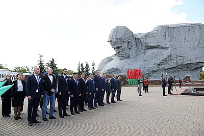 Гигантское знамя Победы развернули в Брестской крепости участники экспедиции \"Непокоренные\"