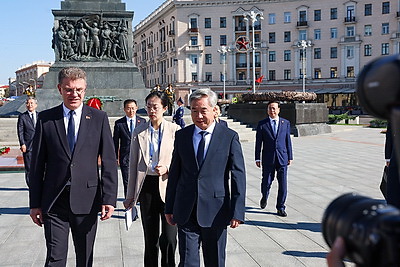 Член Посткома Политбюро ЦК КПК возложил венок к монументу Победы в Минске