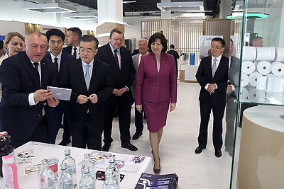 Парламентская делегация КНР посетила \"Першы нацыянальны гандлёвы дом\", Музей истории ВОВ и \"Великий камень\"