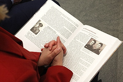 \"Нас воспитали участники великих побед\". В Минске презентовали книгу воспоминаний детей войны