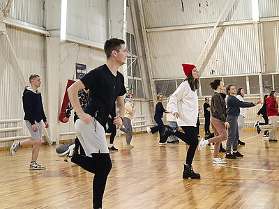 Жилье, работа, услуги, досуг. Решение каких вопросов важно для сельской молодежи