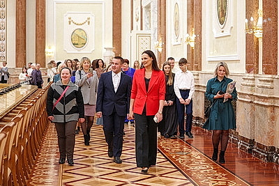 Волшебные цветы, белорусская батлейка. Вернисаж необычной выставки из Солигорска состоялся во Дворце Независимости