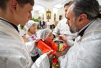 Православные верующие отмечают Преображение Господне - Яблочный Спас