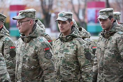 300 военнослужащих внутренних войск простились с боевым знаменем