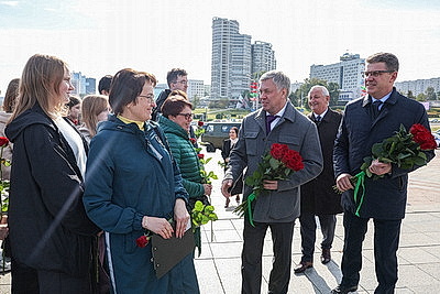 Губернатор Ульяновской области вместе с учащимися ульяновских школ возложил цветы к стеле \"Минск - город-герой\"