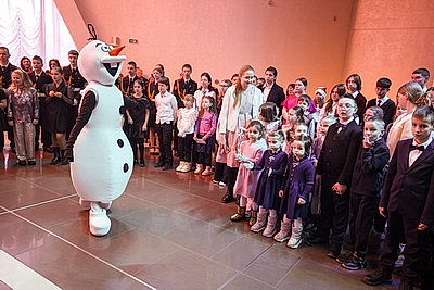 Дед Мороз, подарки и хороводы. 800 детей собрал благотворительный праздник в Гродно