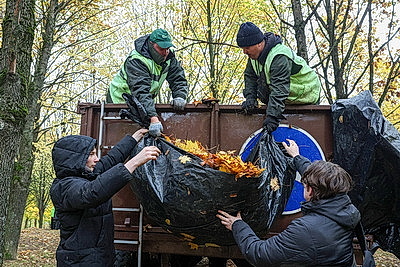 Чтобы улицы города стали чище: жители Минска и Могилева приняли участие в субботнике