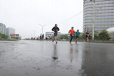 Около 1800 участников из шести стран вышли на старт полумарафона One Run в Минске