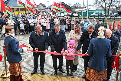 \"Такой долгожданный подарок для нас\". В Славгороде открыли новый бассейн