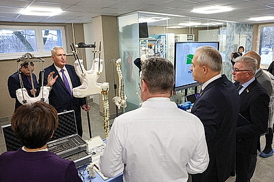 \"Здесь работают настоящие волшебники\". Сергеенко поздравил детей в РНПЦ травматологии и ортопедии