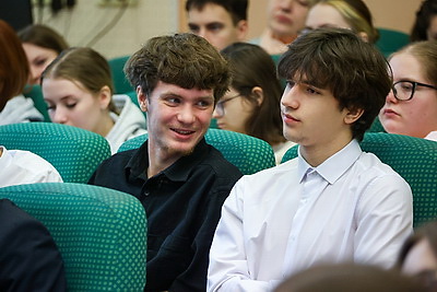 Прямой разговор о будущем: эксперты и депутаты разъясняют молодежи, как решения ВНС касаются каждого