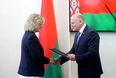 За выполнение важных задач. Вольфович вручил награды представителям разных сфер Гомельской области