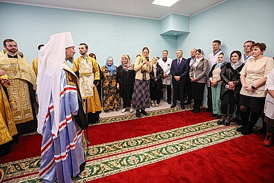 \"Нести радость людям\". Митрополит Вениамин освятил новый корпус социального пансионата \"Вяча\"