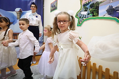 \"Такие встречи дарят радость и детям, и взрослым\". Караев поздравил воспитанников детсада в Гродно