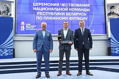 Серебряных призеров чемпионата мира по пляжному футболу чествовали в НОК Беларуси