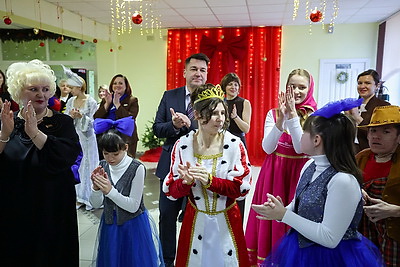 Детская площадка в подарок. Шулейко поздравил воспитанников пансионата \"Васильки\" в Щучинском районе