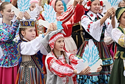 Сотни юных миротворцев собрались в центре Минска на линейку к Международному дню мира