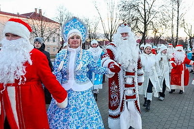 В Минске прошло шествие Дедов Морозов и Снегурочек
