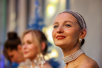 Юные и прекрасные: в Национальной школе красоты состоялся ежегодный праздничный новогодний бал