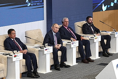 Лукашенко вместе с другими лидерами принял участие в ЕЭФ