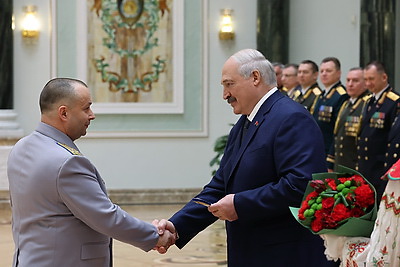 Лукашенко вручил государственные награды и погоны высшему офицерскому составу