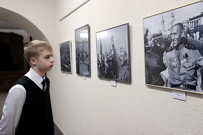 История в фотографиях и пронзающем слове. В Брестской крепости открыли две выставки к юбилею Победы