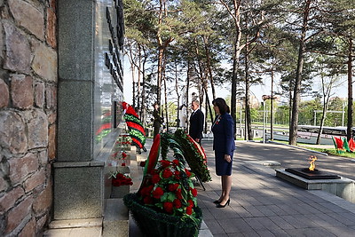 Члены Совета Республики возложили цветы в мемориальном комплексе \"Масюковщина\"