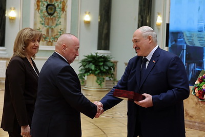 Лукашенко вручил первые Государственные знаки качества в истории суверенной Беларуси